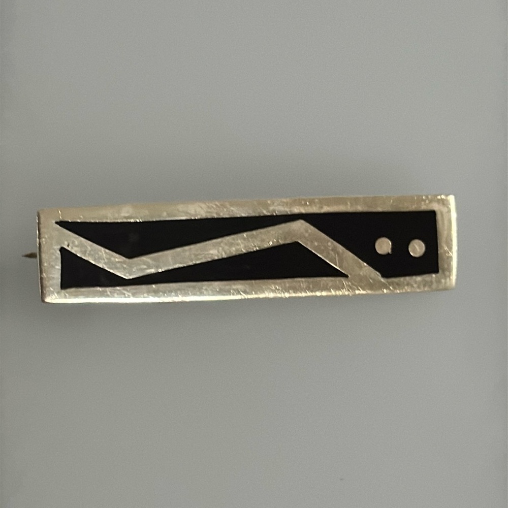 Elegant unique design silver brooch